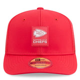 Gorra ajustable New Era roja de los Kansas City Chiefs 2025 Sideline 9SEVENTY