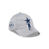 Gorra flexible 39THIRTY Sideline 2024 de los Dallas Cowboys de New Era - Gris