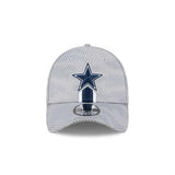 Gorra flexible 39THIRTY Sideline 2024 de los Dallas Cowboys de New Era - Gris