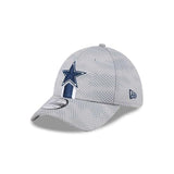 Gorra flexible 39THIRTY Sideline 2024 de los Dallas Cowboys de New Era - Gris