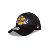 Los Angeles Lakers NBA Off Court Retro Wordmark 9TWENTY Strapback para Mujer