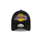 Los Angeles Lakers NBA Off Court Retro Wordmark 9TWENTY Strapback para Mujer