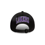 Los Angeles Lakers NBA Off Court Retro Wordmark 9TWENTY Strapback para Mujer